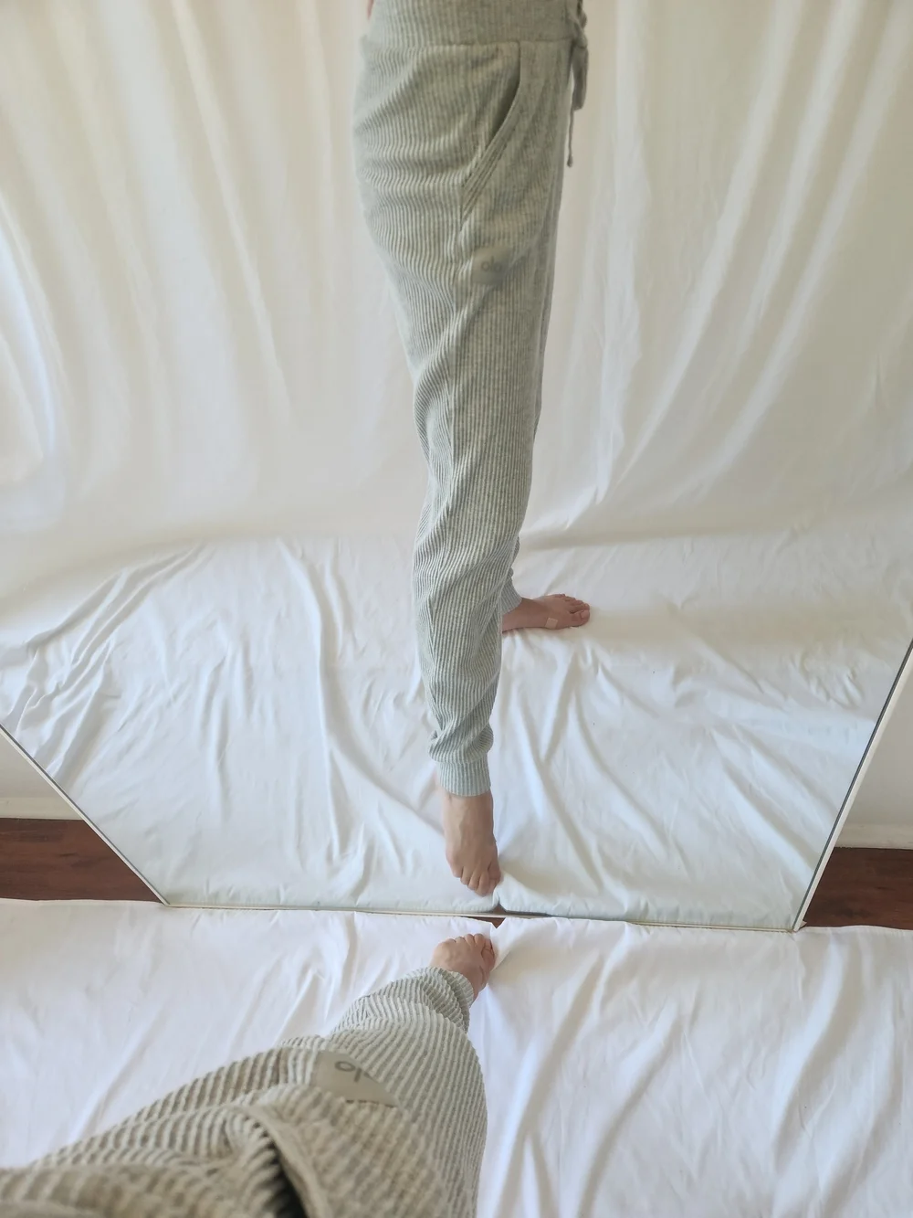 ALO Yoga Women's Ribbed Jogger Pants in Light Gray